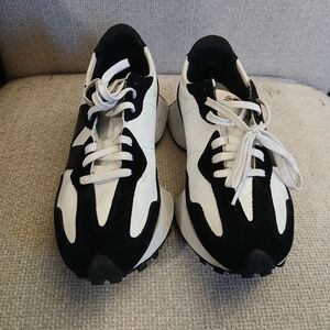 New Balance Womwn's 327 Black and White Athletic Shoes Size 7